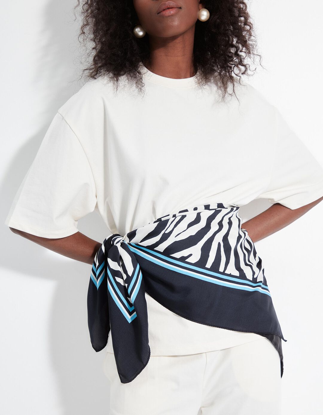 Len&ccedil;o com padr&atilde;o Zebra, Mulher