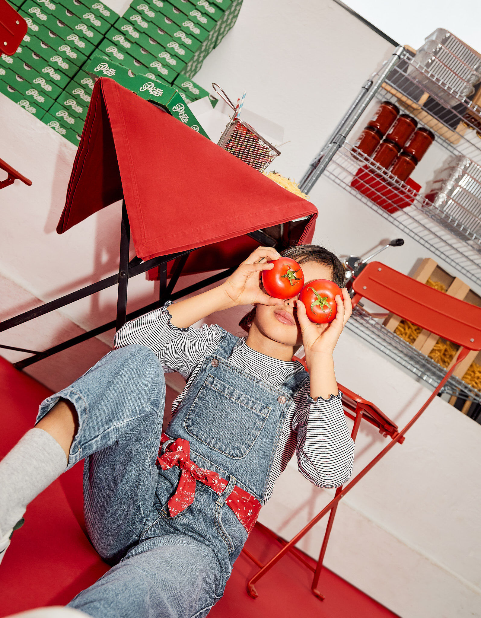 Jardineiras de Ganga com Len&ccedil;o Vermelho, Menina