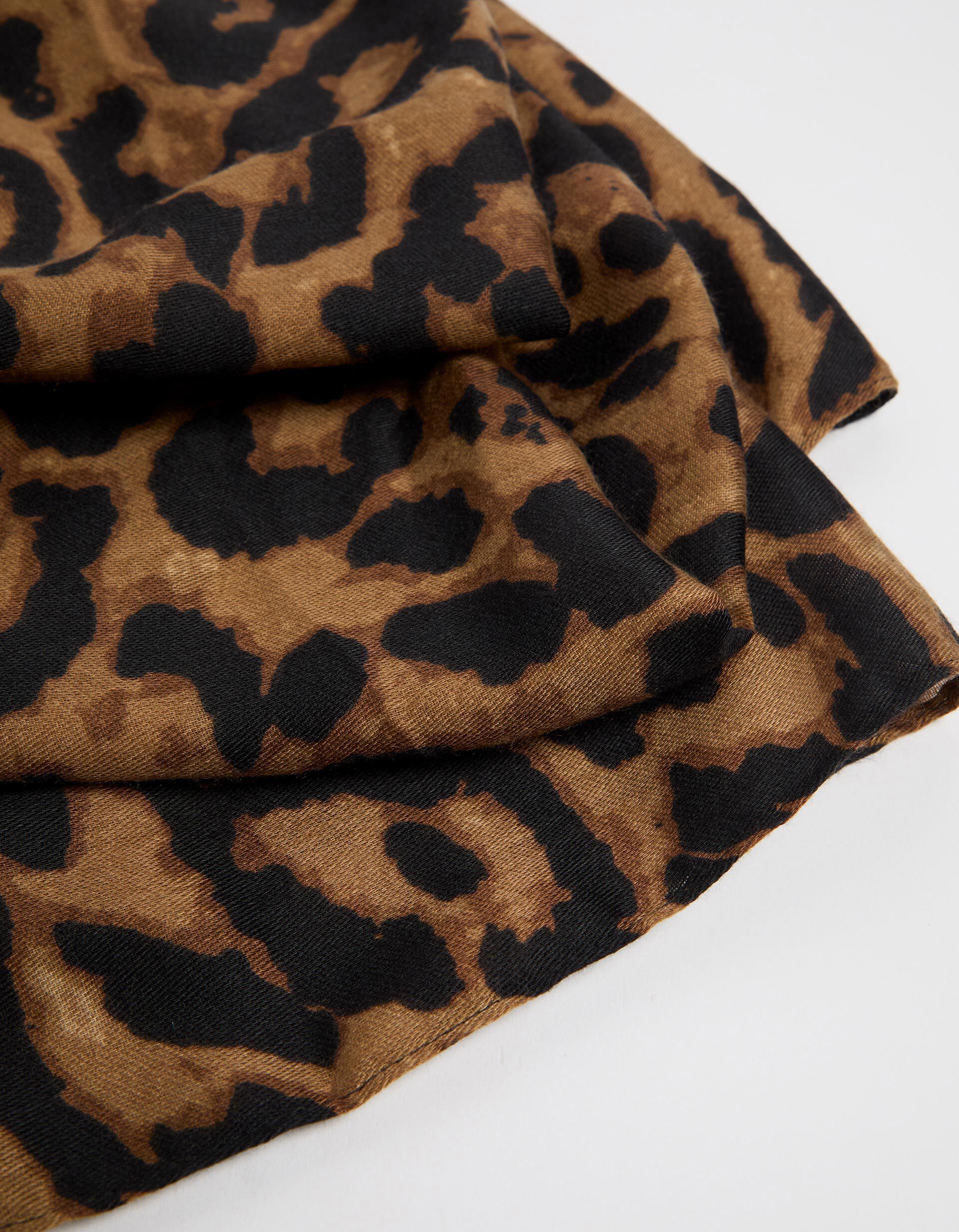 Comprar Online Len&ccedil;o com Padr&atilde;o Leopardo, Mulher